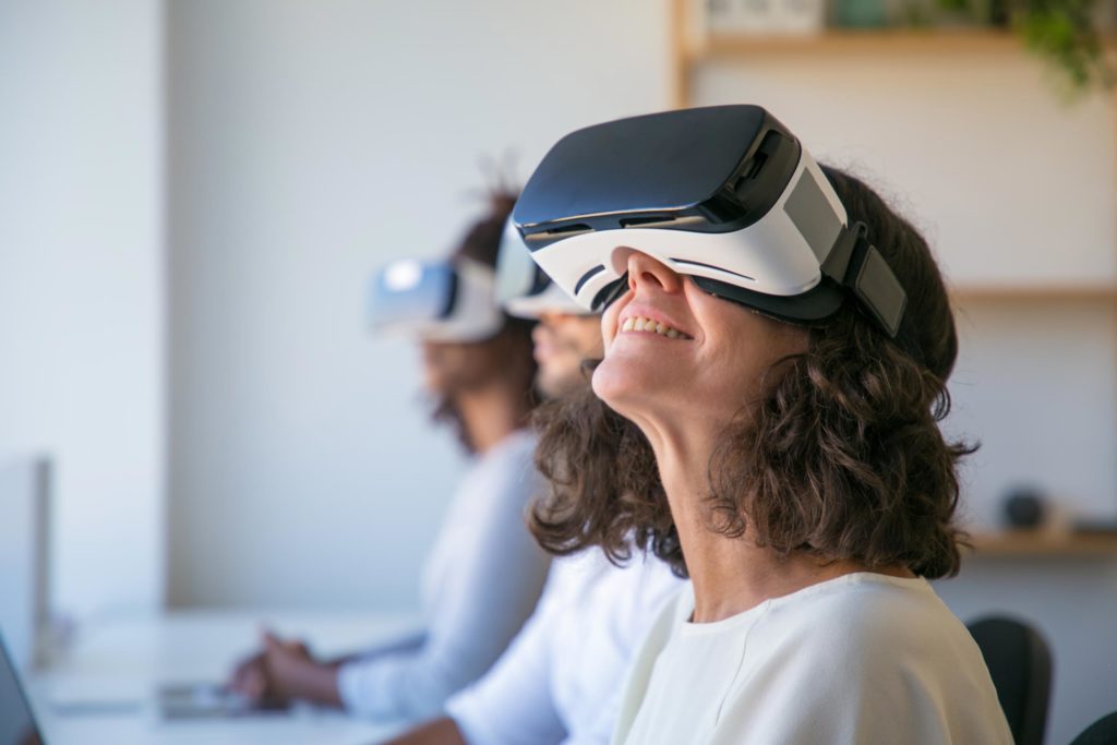 Drei Menschen im Büro haben Virtual Reality Brillen auf